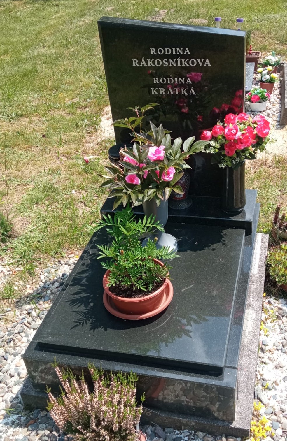 Urnový hrob z černé žuly Gabro Black se zkosenou deskou