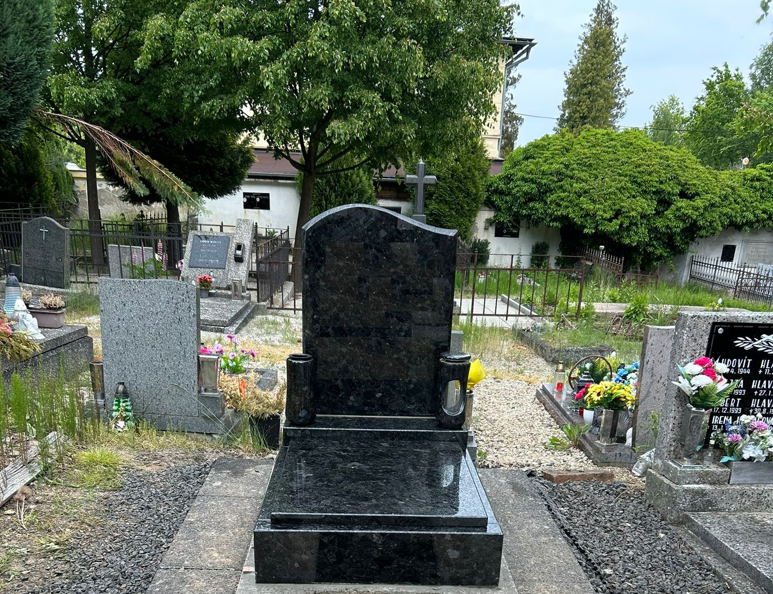 Urnový hrob z přírodního kamene Black Ice