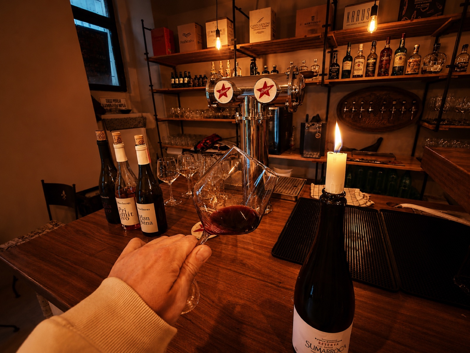 Degustace vína ve wine baru Grape & Sour