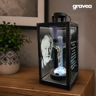 Keď slová nestačia, nech hovoria spomienky. 🕯️ Jedinečný lampáš s gravírovanou fotografiou a podsvieteným krížikom uchová...