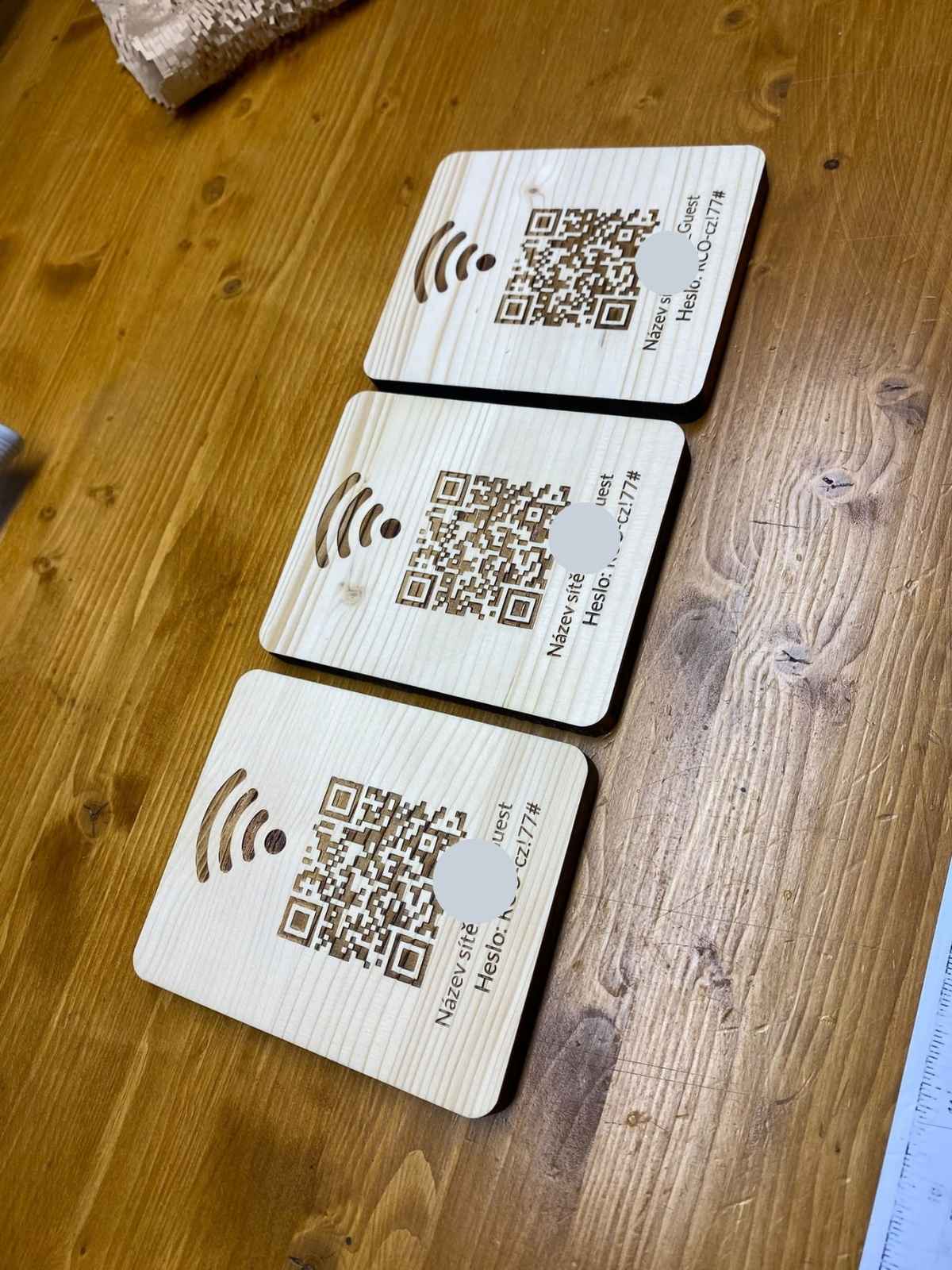 QR-wifi cedule - volně stojící