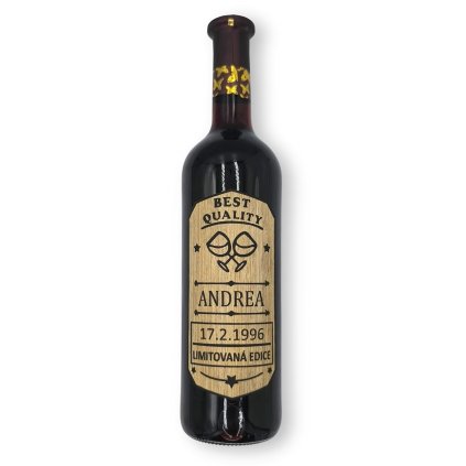cervene vino s vlastni etiketou drevene