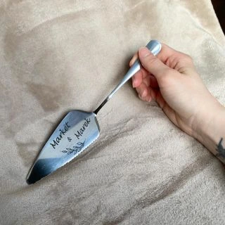 První společný kousek svatebního dortu si zaslouží speciální nůž.💍 ➡️GRAVENO.CZ #graveno #svatba #pripravy #dort #láska