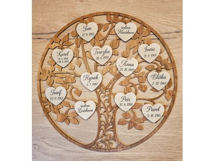 dřevěný rodinný strom života se jmény členů rodiny na srdíčkách, nástěnná dekorace z březové překližky
