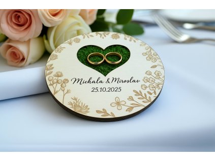 Dřevěná podložka na prstýnky se stabilizovaným mechem – rustikální svatba