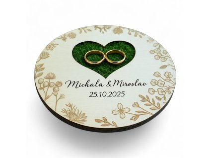 Dřevěná podložka na snubní prstýnky se stabilizovaným mechem a gravírováním jmen