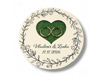 Dřevěná podložka na prstýnky se zeleným stabilizovaným mechem a gravírováním srdce