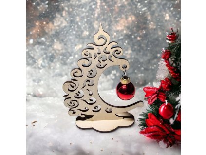 dreveny stromecek s ozdobou cervena