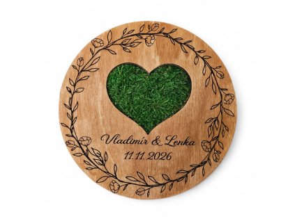 Dřevěná podložka na prstýnky se zeleným mechem v srdci a gravírováním – ruční výroba Gravilan