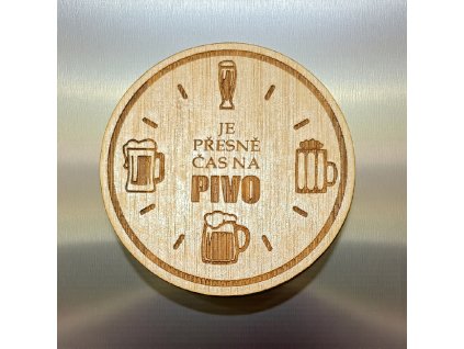 otvirak na lednici s magnetem