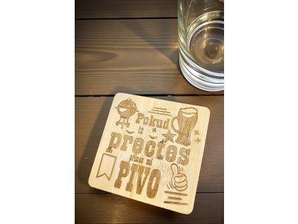 Pivní podtácek se zabudovaným otvírákem