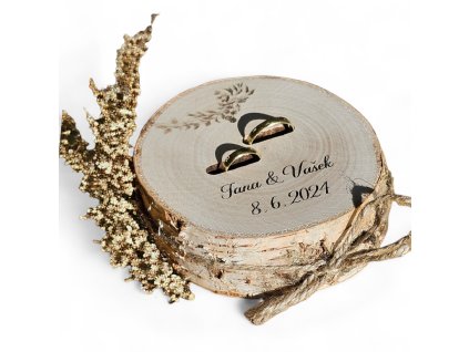 Rustikální dřevěná podložka na prstýnky z březového dřeva s kůrou a gravírováním