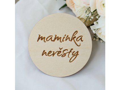 dřevěná svatební jmenovka na stůl