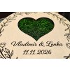 Personalizovaný dřevěný tácek na prstýnky s vypáleným datem svatby a mechem