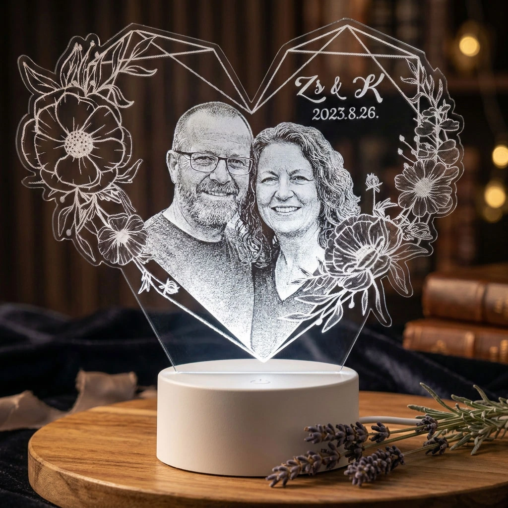 LED lampa v tvare srdca s fotografiou páru a kvetmi