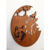 Drevené nástenné hodiny s motívom vlka tmavo hnedé z boku