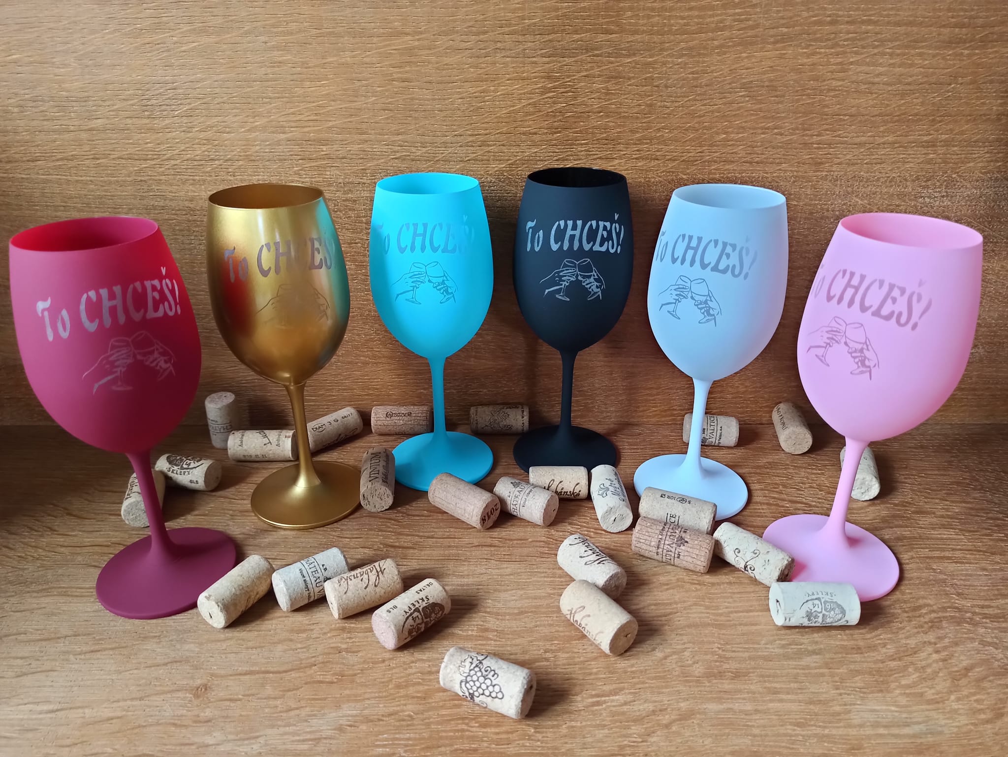 Gravírované barevné skleničky na víno s vlastním nápisem