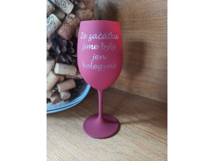 Sklenička na víno s oboustranným nápisem
