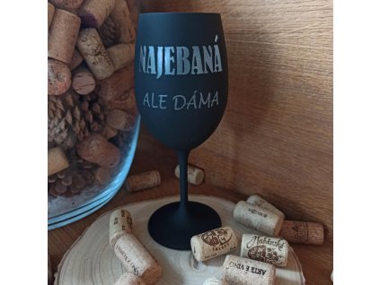 Sklenička na víno - Najebaná, ale dáma
