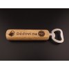 Dřevěný otvírák na pivo s gravírováním – originální dárek pro dědu