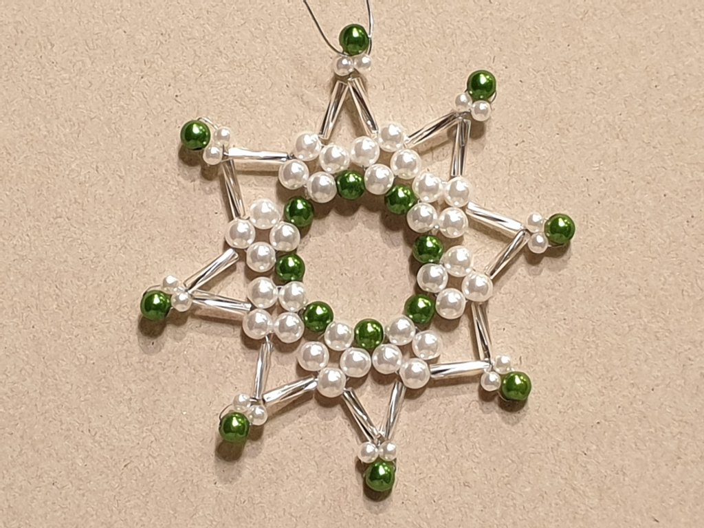 Vánoční ozdoba z korálků - hvězda J. tmavě zeleno-bílo-stříbrná