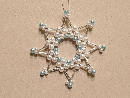 Vánoční ozdoba z korálků - hvězda J. ledově modrá-bílo-stříbrná