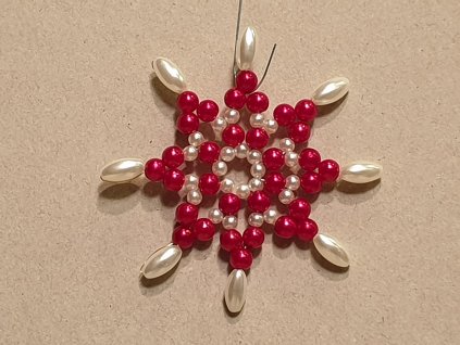 Vánoční ozdoba z korálků - hvězda F. červeno-bílá