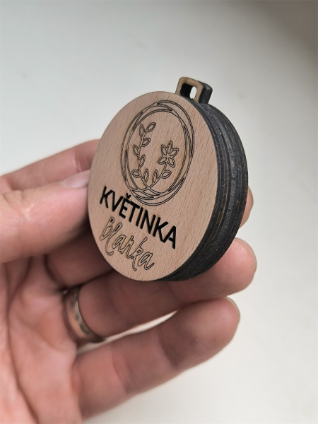 Vrstvená dřevěná visačka KVĚTINKA Blanka