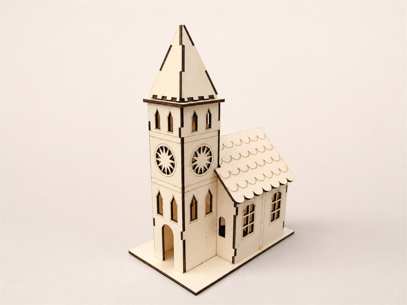 Sestavený dřevěný model kostela s věží