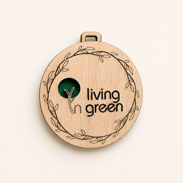 Kulatá dřevěná visačka s logem Living green