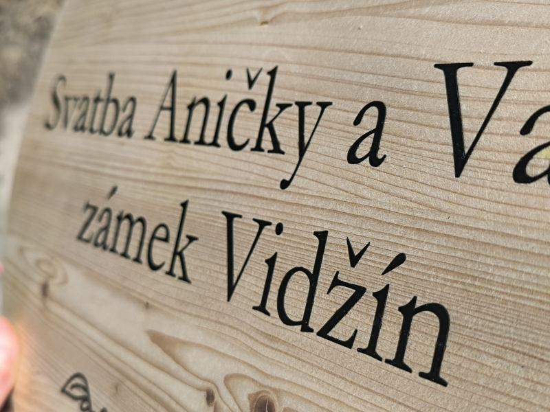 Gravírovaná dřevěná svatební cedule