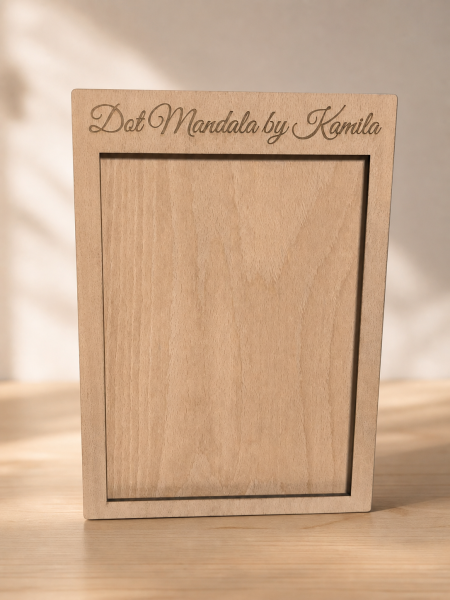 Dřevěný prezentační stojánek s gravírovaným názvem značky