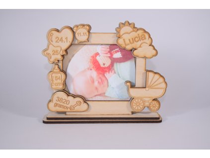 dreveny ramcek na krstiny s gravirovanymi udajmi o narodeni dietata (2)