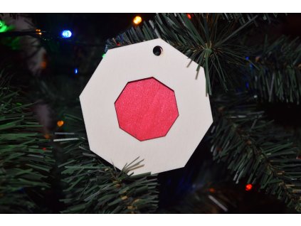 drevena ozdoba osemsuholnik linecky motiv s cervenym stredom (1)