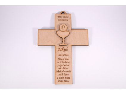 Drevený kríž na zavesenie s personalizáciou Dar pre prvé svätúé prijímanie