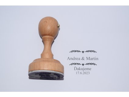 personalizovane svadobne razitko so symbolmi lasky elegancia na prvy dotyk