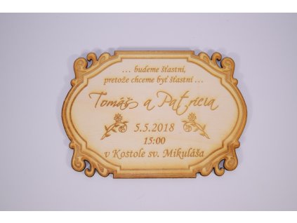 gravirovane svadobne oznamenie na drevenej preglejke na zelanie