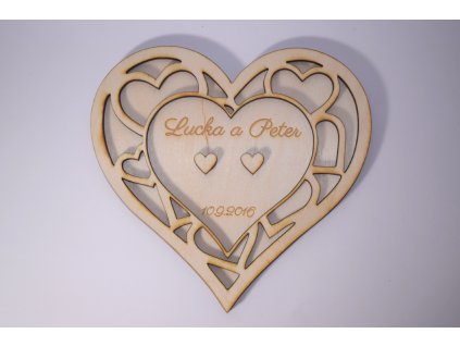 luxusny dreveny podnos v tvare srdca s laserovym gravirovanim pre obrucky svadobneho obradu (2)