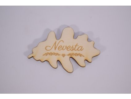 drevena menovka v tvare listu s ornamentom idealna pre jesennu svadbu