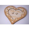 gravirovany dreveny podnos v tvare srdca s detailnym ornamentom (1)