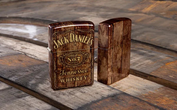 Zippo a Jack Daniel’s: Příběh Vzniku Legendární Spolupráce Whisky a Zapalovače