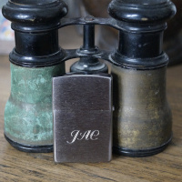  Gravírování monogramu na střed zapalovače Zippo
