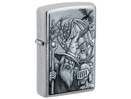 Zapalovač Zippo s potiskem fantasy scény s draky, čaroději a skřety. Povrch z broušeného chromu.