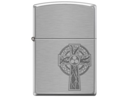 Zapalovač Zippo s povrchem z broušeného chromu a mechanickým rytím keltského kříže uprostřed.