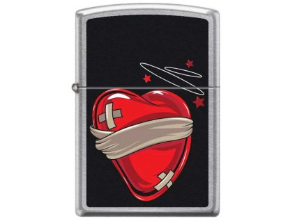 Zapalovač Zippo se zlomeným srdcem na povrchu Street Chrome™.