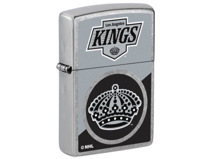 Zapalovač Zippo s povrchem Street Chrome™ a potiskem loga NHL týmu LA Kings.