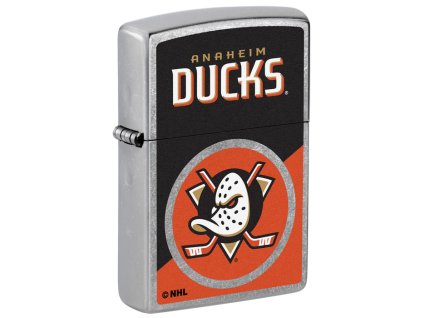 Zapalovač Zippo s povrchem Street Chrome™ a potiskem loga NHL týmu Anaheim Ducks.
