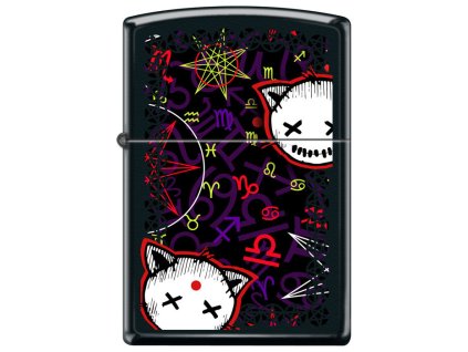 Černý zapalovač Zippo s matným povrchem a barevným potiskem astrologických symbolů zvěrokruhu.