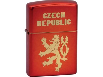 Zapalovač Zippo s lesklým červeným povrchem a vyraženým motivem českého lva.
