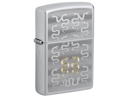 Zapalovač Zippo se stříbrným matným povrchem a vyrytým vzorem hadí kůže.